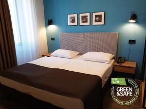 新戈里察Sabotin, Hotel & Restaurant的一间卧室设有一张蓝色墙壁的大床