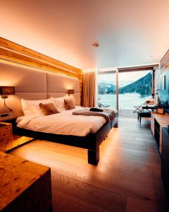 尚佩克斯Au Club Alpin的一间卧室设有一张大床和一个大窗户