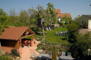 阿布斯贝格Pension Rosengärtchen的享有花园的空中景致,设有房屋
