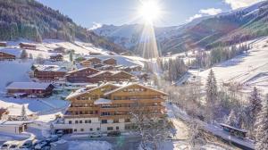 阿尔卑巴赫Galtenberg Bed & Breakfast的雪中滑雪小屋,阳光灿烂