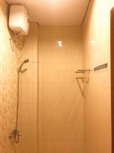 日惹Kangen Yogya Homestay Malioboro Mitra RedDoorz的带淋浴喷头的浴室