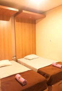 Kangen Yogya Homestay Malioboro Mitra RedDoorz客房内的一张或多张床位