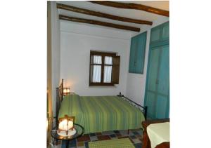 圣玛丽亚纳瓦雷CASA CON VERANDA A POCHI PASSI DAL MARE的一间卧室配有一张床、一张桌子和一个窗户。
