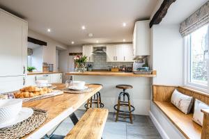 Earl SterndaleHilldale Cottage的厨房配有带面包的木桌