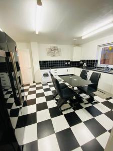 伯明翰Birmingham Guesthouse的厨房铺有黑白的格子地板。