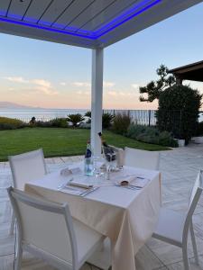 费尔蒂利亚普塔内格拉酒店的白色的桌子、白色的椅子和一瓶葡萄酒