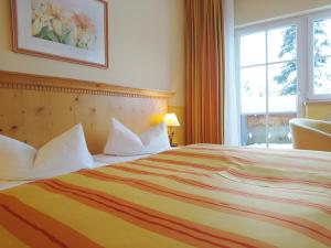 盖洛斯斯伯塔尔姆酒店的一间设有大床和窗户的酒店客房