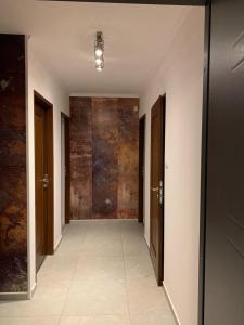 耶莱尼亚古拉ApartsW241的空的走廊,有门,铺着瓷砖地板