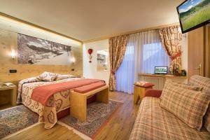 利维尼奥普卡尼维酒店的一间卧室配有一张床和一张沙发
