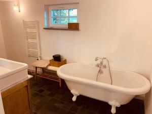 Frasnes-lez-AnvaingMMGhome的浴室配有白色浴缸和水槽