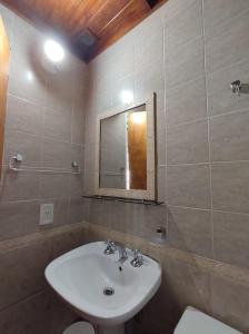 科隆Posada Costa del Sol的一间带水槽、镜子和卫生间的浴室