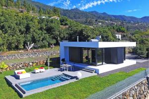 蒂哈拉费Villa Mango的房屋旁带游泳池的房子