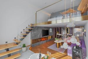 昆明昆明卓悦公寓酒店的一间带楼梯的客厅和一间带紫色家具的客厅