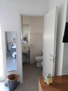 卡塔尼亚" DOMUS CORALLA" BnB Racconti Di Viaggio的客房内设有带水槽和卫生间的浴室