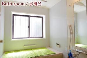 日光NIKKO stay house ARAI - Vacation STAY 14988v的浴室设有窗户和带淋浴的浴缸。