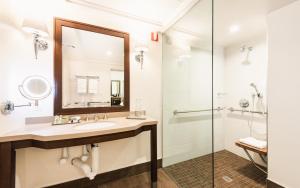 圣巴巴拉圣巴巴拉酒店的一间带水槽和淋浴的浴室