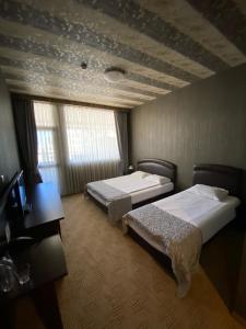 普罗夫迪夫水上乐园酒店的酒店客房配有两张床和一张书桌