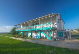 Punta SantiagoChalet Olas del Sol的一个大房子,设有蓝色和白色的阳台