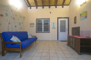 Punta SantiagoChalet Olas del Sol的客厅配有蓝色的沙发和电视