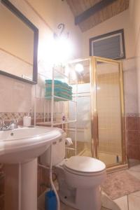 Punta SantiagoChalet Olas del Sol的浴室配有卫生间、淋浴和盥洗盆。