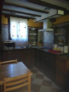 MiengoFinca Josefina的厨房配有木桌和窗户。