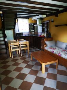 MiengoFinca Josefina的客厅配有沙发和桌子