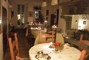 马拉迪帕拉佐托里亚尼酒店的用餐室配有带蜡烛的桌子
