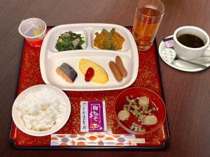 松本松本潮流酒店的桌上装有一盘食物的托盘