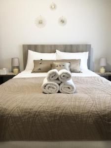 科扎尼Xenia_Apartments A6的一间卧室配有带毛巾的床