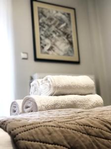 科扎尼Xenia_Apartments A6的床上的一大堆毛巾