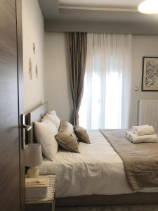 科扎尼Xenia_Apartments A6的一间卧室设有一张大床和窗户