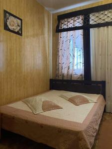 文尼察Отель Ритм的一间卧室配有一张带窗户的床和床罩