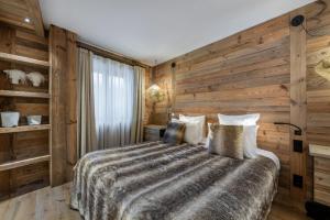 瓦勒迪泽尔Penthouse Best View - Les Chalets COVAREL的一间卧室配有一张木墙床