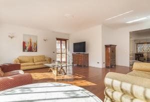 罗马EUR Luminous and Large Family Terrace Apartment的客厅配有两张沙发和一台电视机
