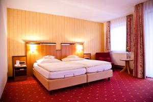 维斯贝克Visbek Hotel Stüve的一间酒店客房,房间内设有两张床