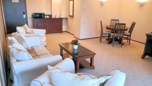 波亚纳布拉索夫Apartament 2706 Alpin Resort, etaj 7, Poiana Brașov的客厅配有2张白色沙发和1张桌子