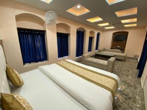 哈里瓦The Reverent Ganga的一间带大床的卧室和一间客厅