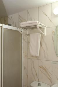 安塔利亚欧丈酒店的一间带毛巾架和卫生间的浴室