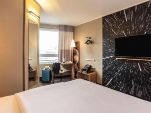 海德堡海德尔堡宜必思酒店的配有一张床和一台平面电视的酒店客房