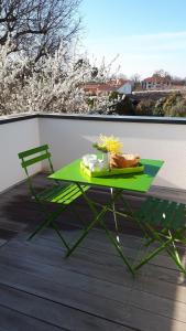 安德诺莱斯贝恩Mimosas的阳台配有绿桌和椅子