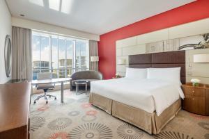 多哈多哈皇冠假日酒店 - 商业公园的配有一张床和一张书桌的酒店客房