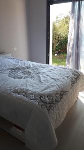 安德诺莱斯贝恩Mimosas的窗前带白色棉被的床