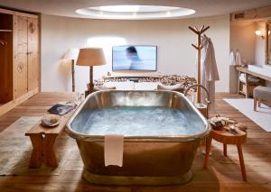 伦策海德麦恩萨斯瓜尔达瓦尔酒店的客厅里设有一个大浴缸