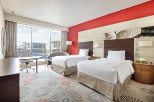 多哈多哈皇冠假日酒店 - 商业公园的酒店客房配有两张床和一张书桌