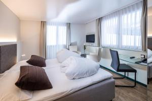 瑟伦贝格里施利酒店的配有一张床和一张书桌的酒店客房