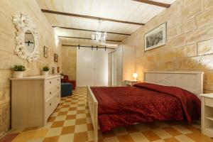 瓦莱塔Sant'Elmo House Valletta的一间卧室,卧室内配有一张大床