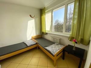 加茨比亚格拉Ośrodek Wczasowy HELIOS的小房间设有两张床和两个窗户