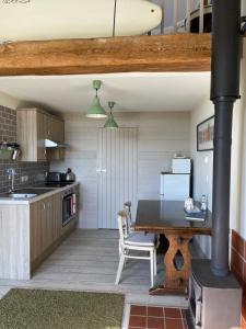 ShorwellSurf Shack - Impeccable 1-Bed Cottage in Shorwell的厨房配有桌子和炉灶。