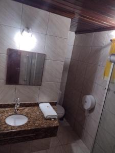 巴拉多库努Pousada do Forte的一间带水槽和卫生间的浴室