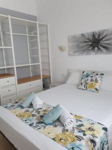 卡拉加尔达纳Garbí & Xaloc apartamentos的一间卧室配有带毛巾的床